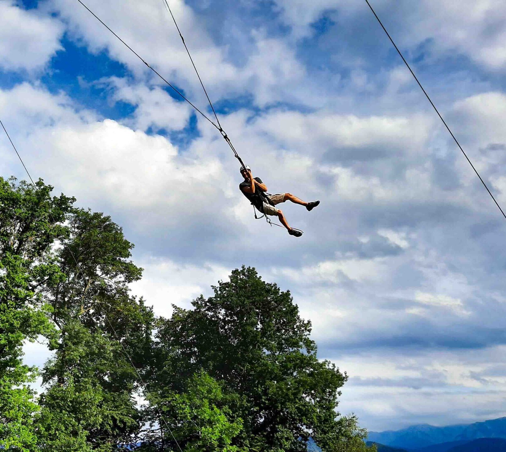 Teilnehmerin am Flying Fox im Hochseilgarten Attersee